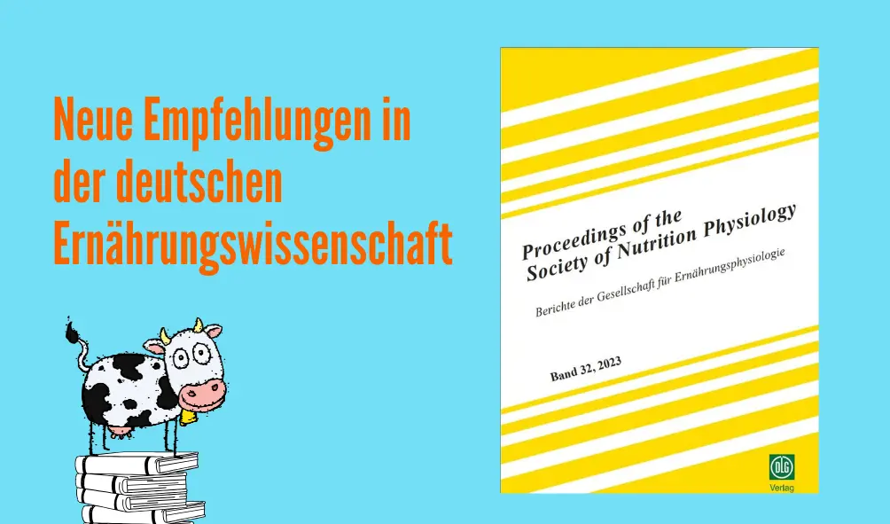 Eine Grafik mit blauem Hintergrund. Links steht in orangefarbener Schrift der Text „Neue Empfehlungen in der deutschen Ernährungswissenschaft“. Darunter steht eine gezeichnete Kuh auf einem Stapel Bücher. Rechts ist das Cover des Buches „Proceedings of the Society of Nutrition Physiology, Band 32, 2023“ zu sehen.